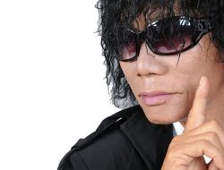 Lirik Lagu Darso – Mawar Bodas, Mapay jalan satapak Ngajugjug ka hiji lembur…