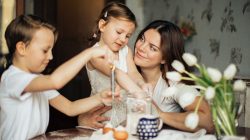 4 Cara Menjadi Orang Tua yang Baik dan Benar Agar Sabar Menghadapi Tingkah Anak