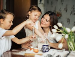 4 Cara Menjadi Orang Tua yang Baik dan Benar Agar Sabar Menghadapi Tingkah Anak